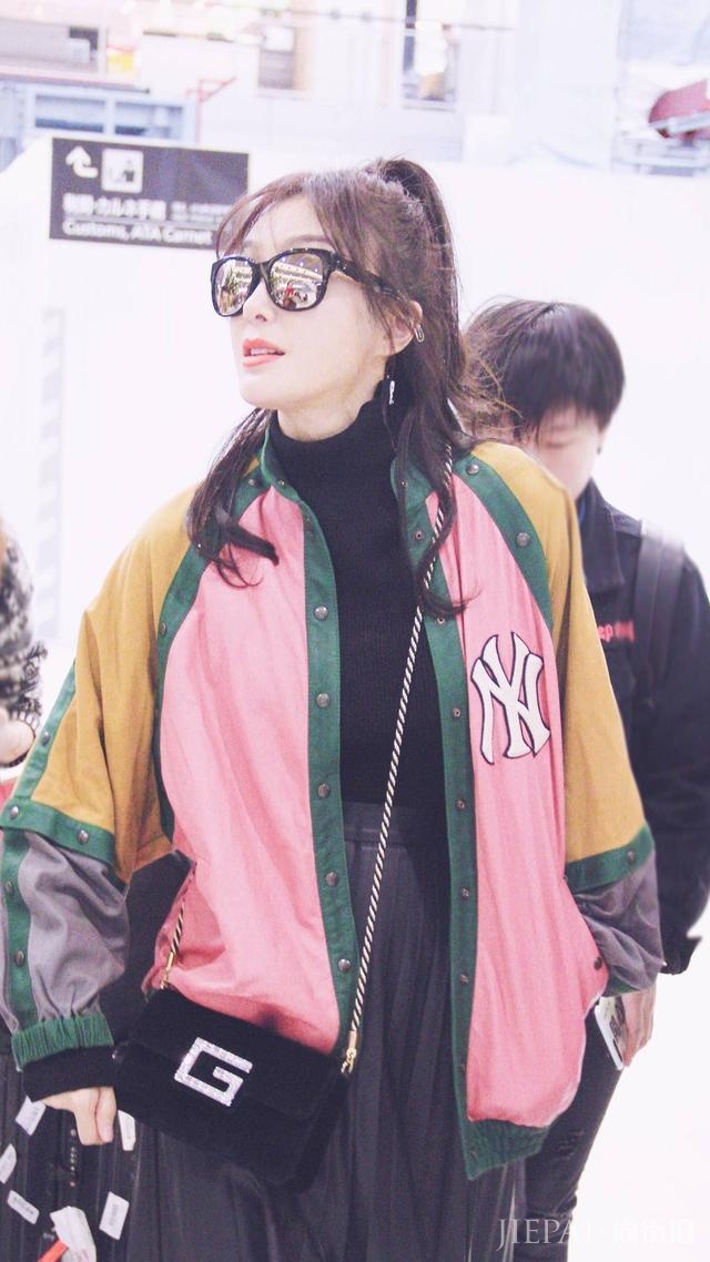 被秦岚美到了,拼色外套配百褶裙轻松美回18岁,换个新发型甜炸了