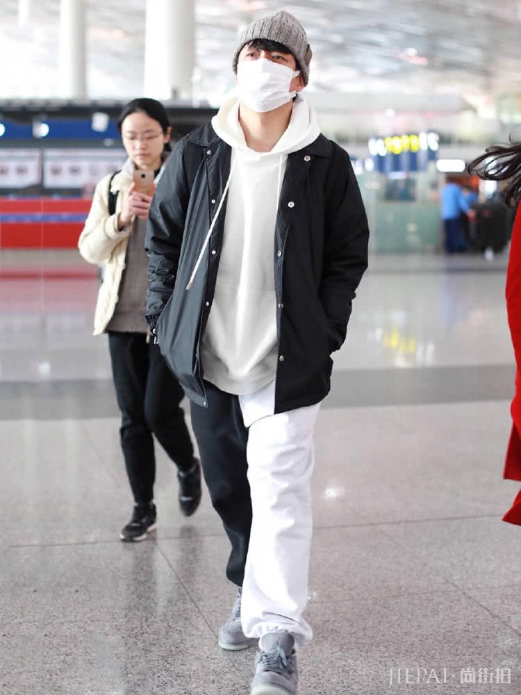 44岁潘粤明真时髦,裤子一半白一半黑,潮到不行