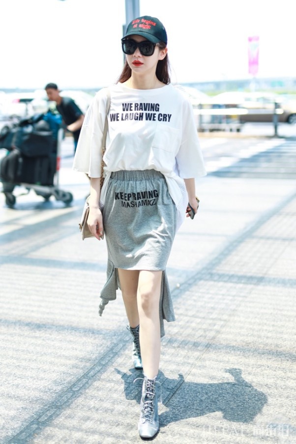 戚薇为秀腿竟把裙子撕掉一半？