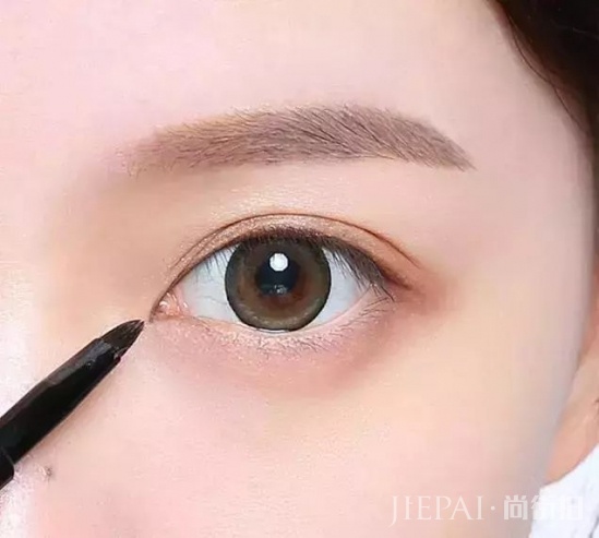 8个化妆小技巧 让你路人脸变女神
