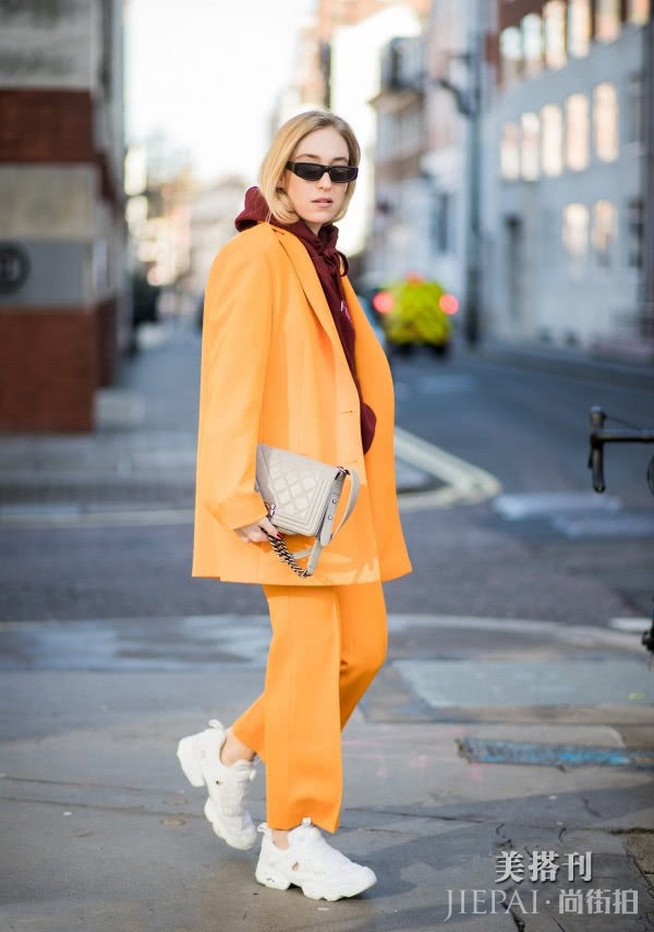 西装和帽衫内搭，变个穿搭就能换个心情上班