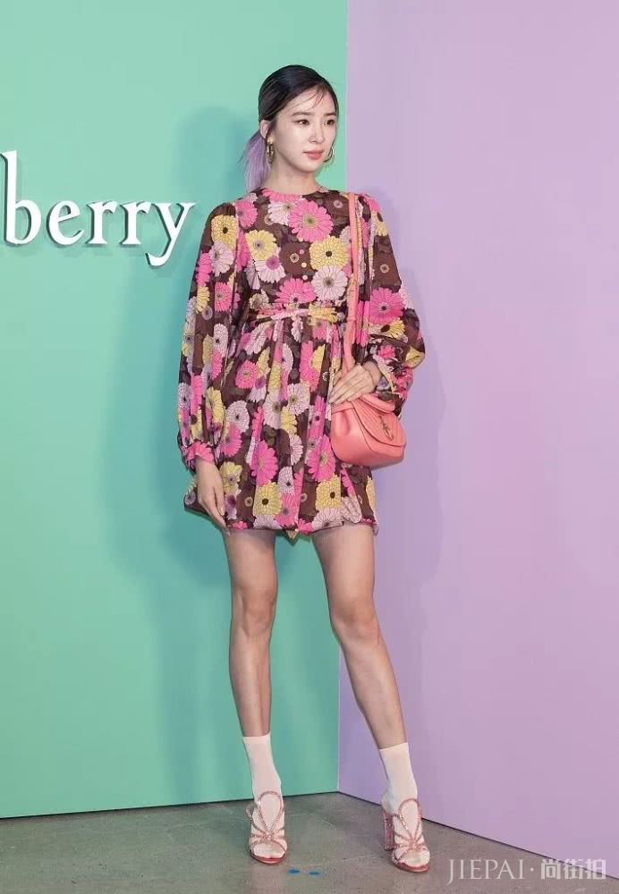 天气冷了美美的凉鞋不舍得收？加双袜子就能解决了