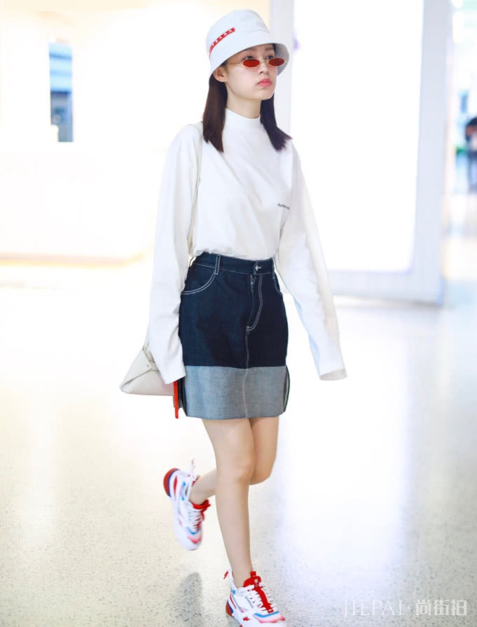 李沁乖宝宝“蓝色气球袜”裹脚踝！