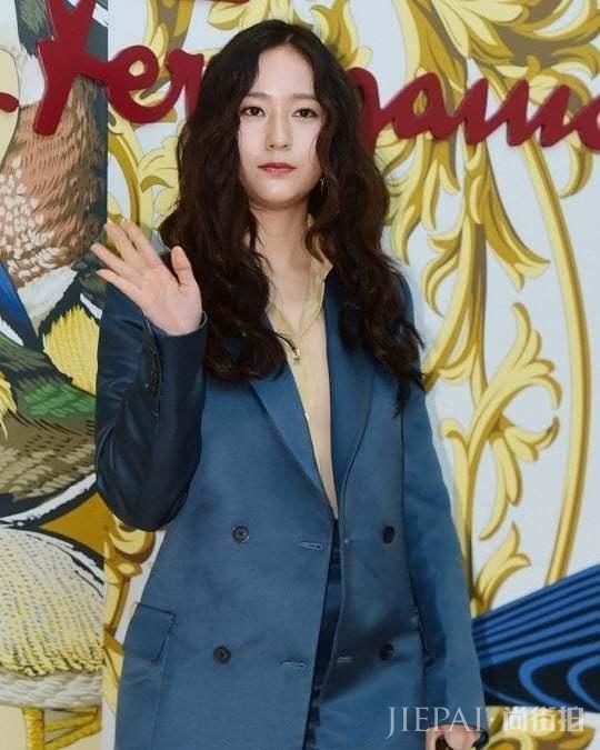 郑秀晶又胖好多,换新发型却更油腻,一言难尽的衣品更是显老20岁