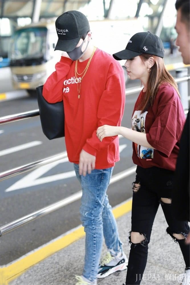 邓紫棋和男友机场街拍,同戴情侣帽酷范十足
