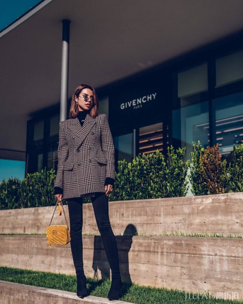 欧美街拍 酒红色大衣＋丝绒裙真不错，立体感十足！