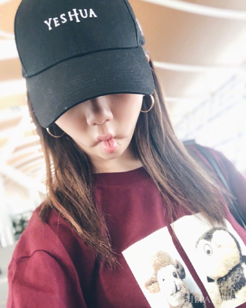 邓紫棋和男友机场街拍,同戴情侣帽酷范十足