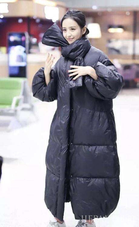 冯提莫穿长款外套,颜值高穿什么都超好看!