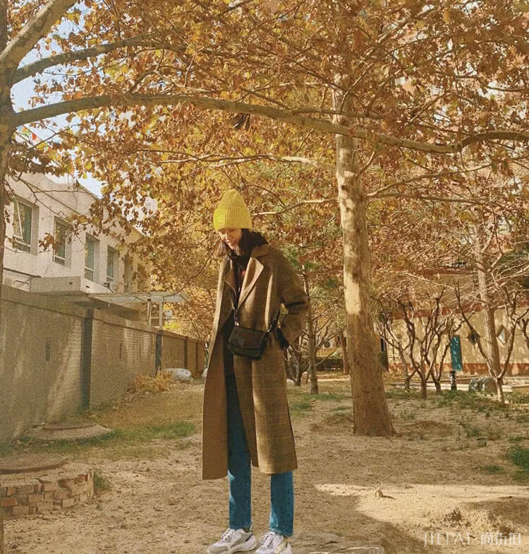 刘雯丸子头搭配毛绒外套时髦又温暖,尽显高级感