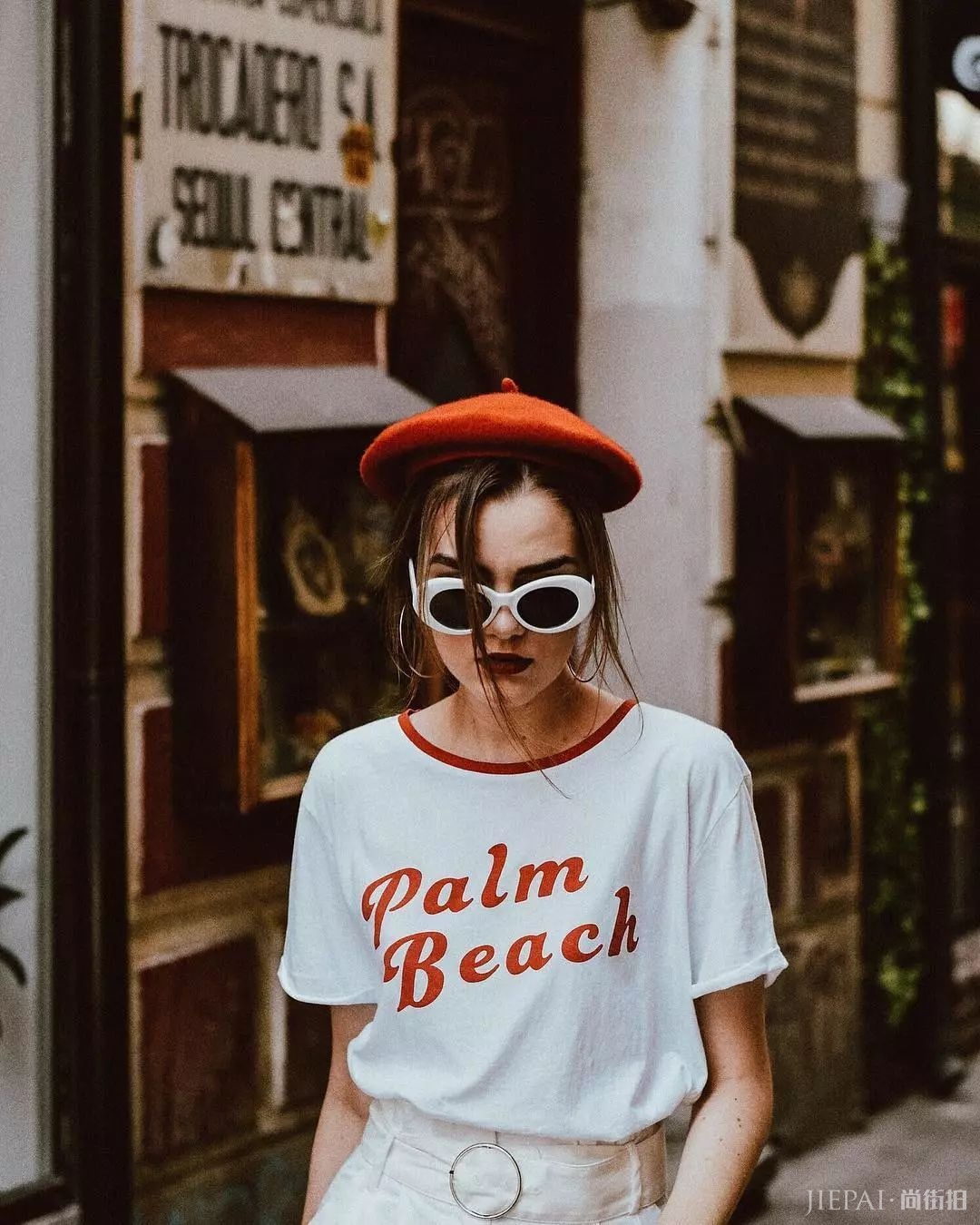 谁说红色显low？这位博主把红色穿成时尚大片，每张街拍都美到窒息！