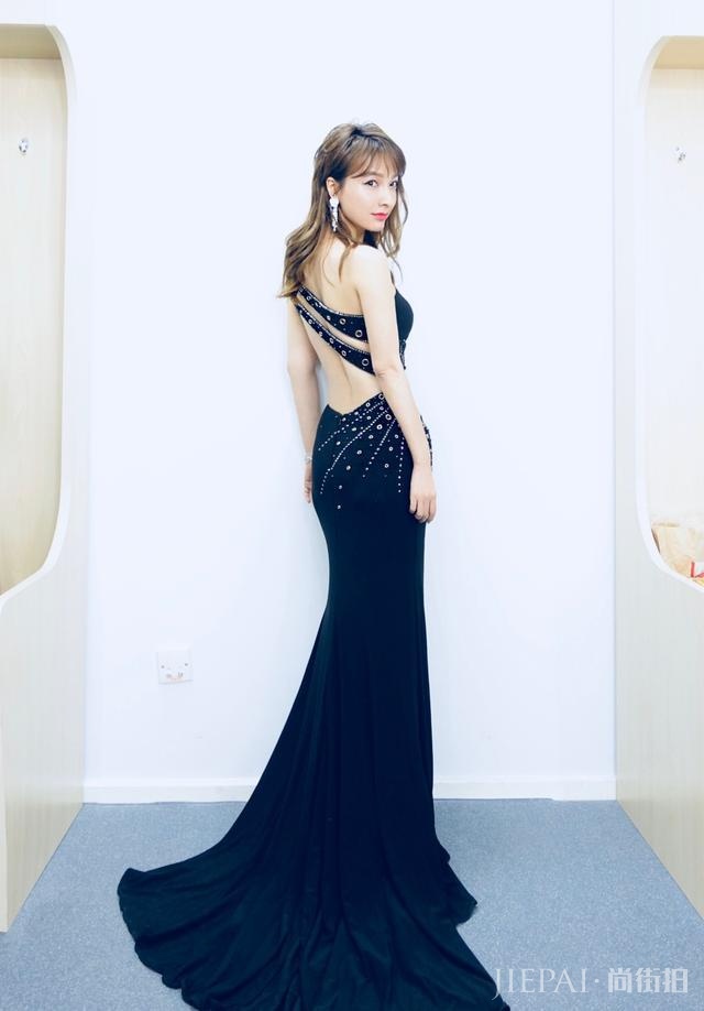 吴昕身穿T恤搭配运动裤,扎个半丸子头美极了