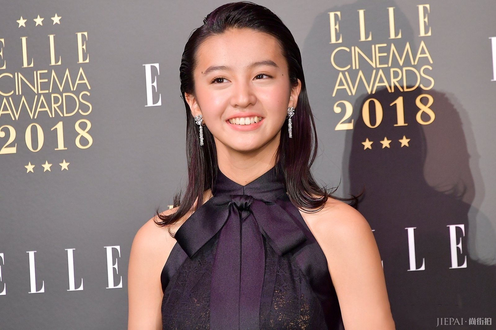 木村光希长裙配洗碗手套领奖,不料拿新人奖惹争议