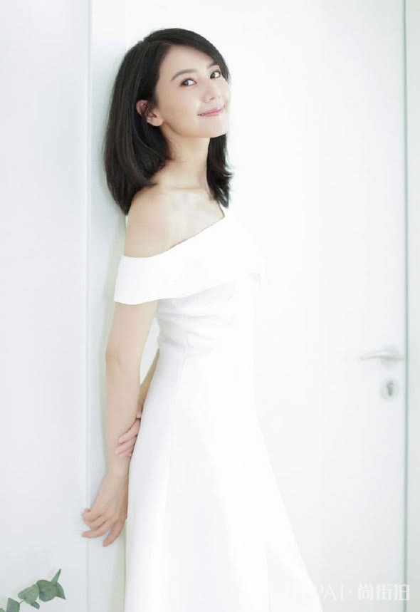 高圆圆一袭露肩裙清纯又性感，抬头一笑更撩人！