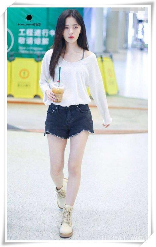 鞠婧祎粉色毛绒外套，四千年美女了！