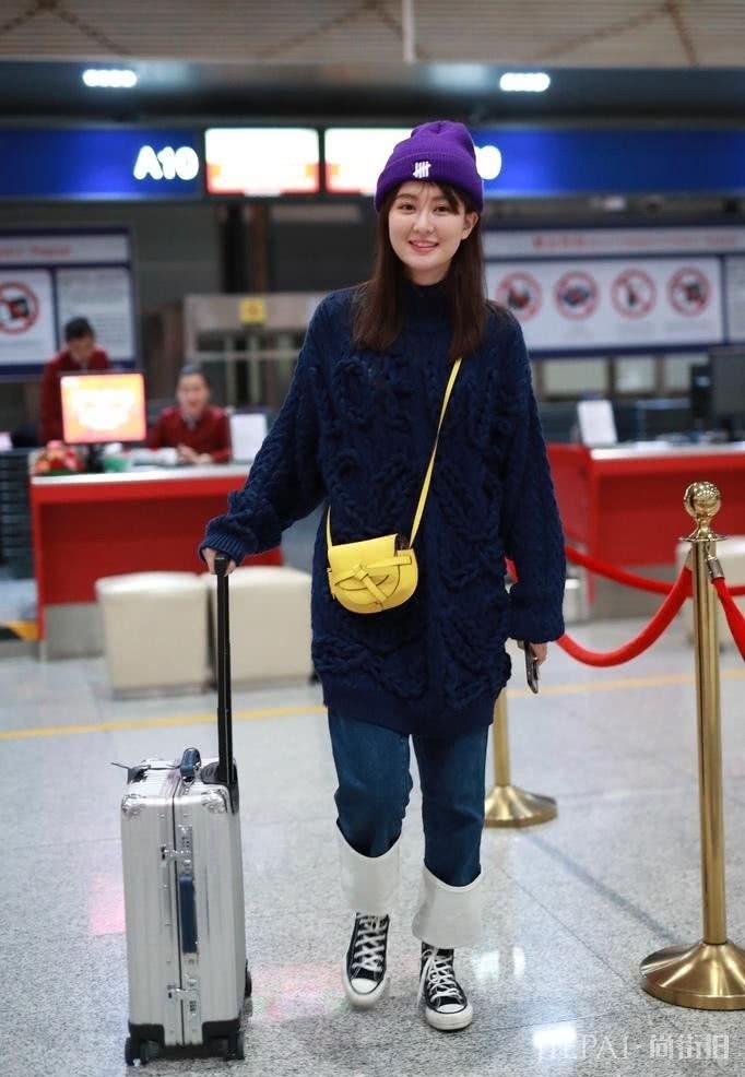 乔欣机场穿宽松毛衣+直筒裤，可爱又美美的