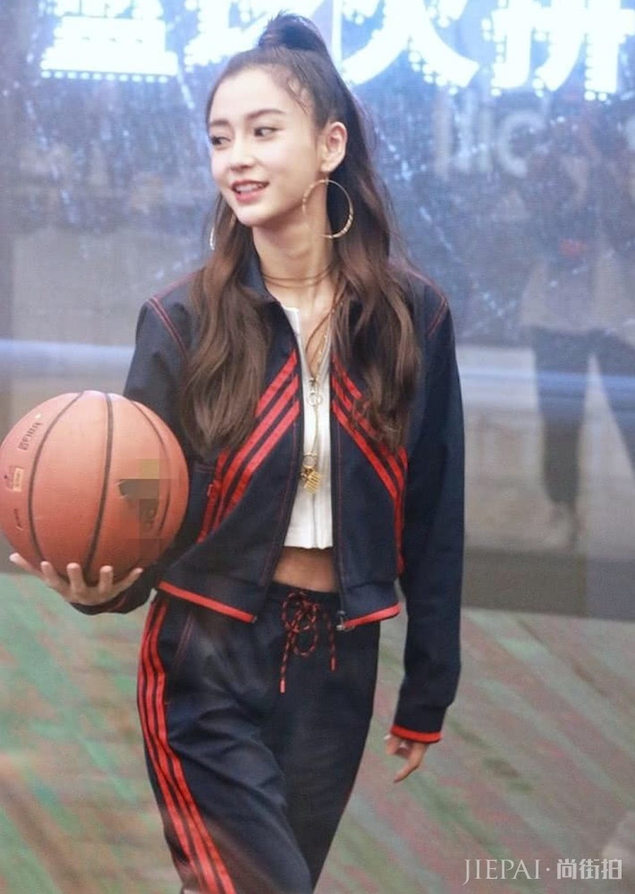 Angelababy出席商业活动,打扮欧美范十足