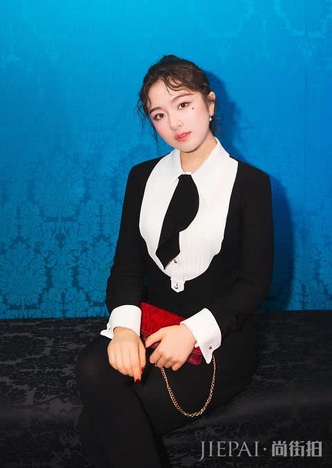 19岁李兰迪亮相活动,化浓妆尽显成熟女人味,“周周”长大了