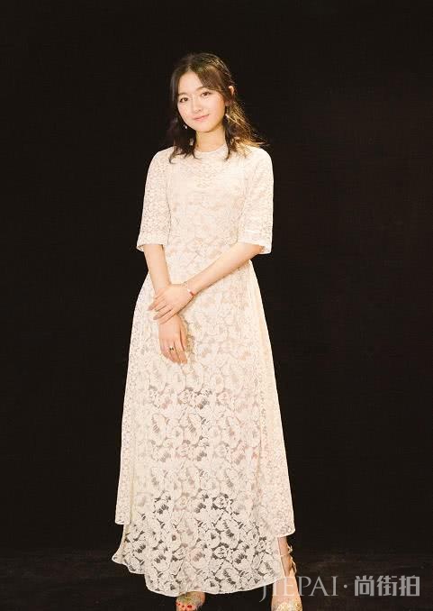 19岁李兰迪亮相活动,化浓妆尽显成熟女人味,“周周”长大了