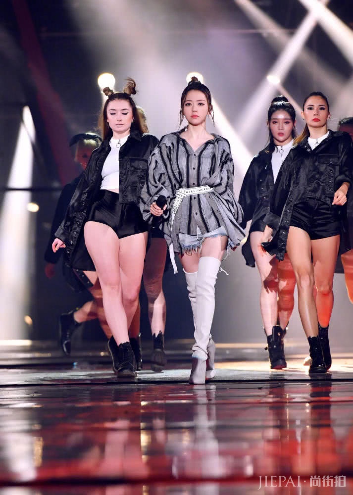 张靓颖演唱会T恤配拼接长裙,秒变18岁