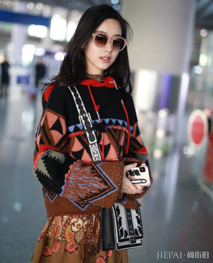 陈都灵“咖啡鞋”明明很窄，她穿后空得还能藏手机！