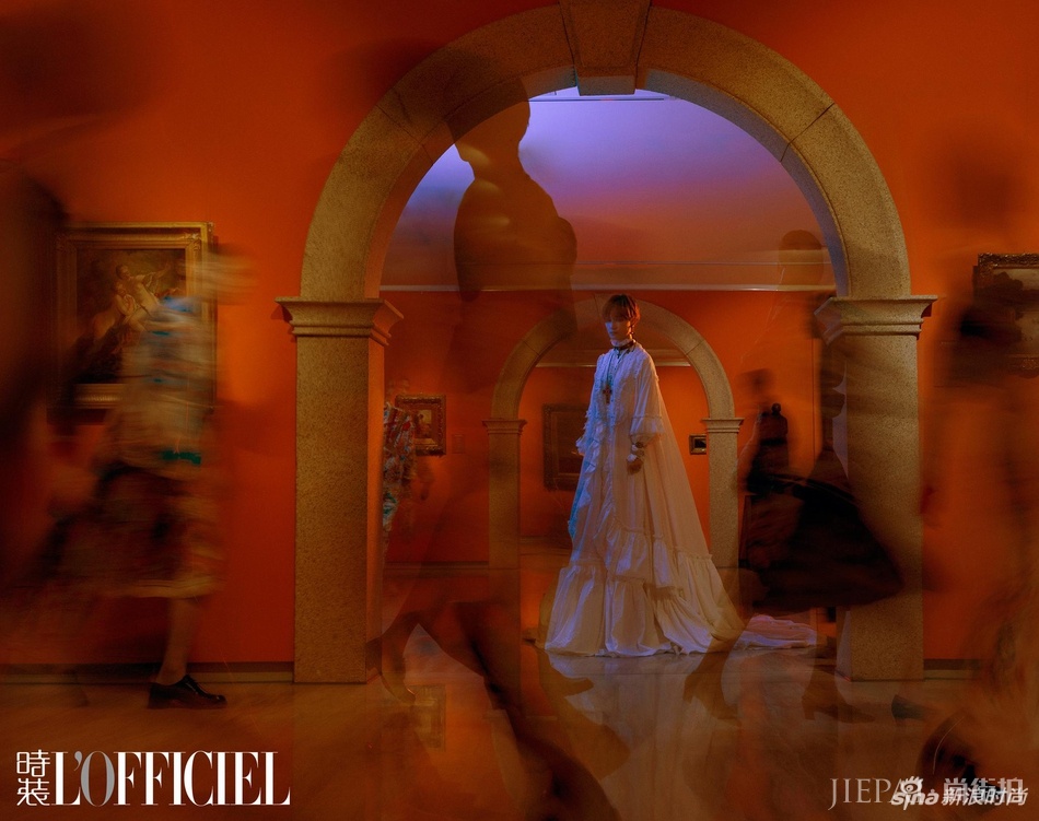 李宇春登《时装》12月刊封面 化身“雕塑”置身于美术馆