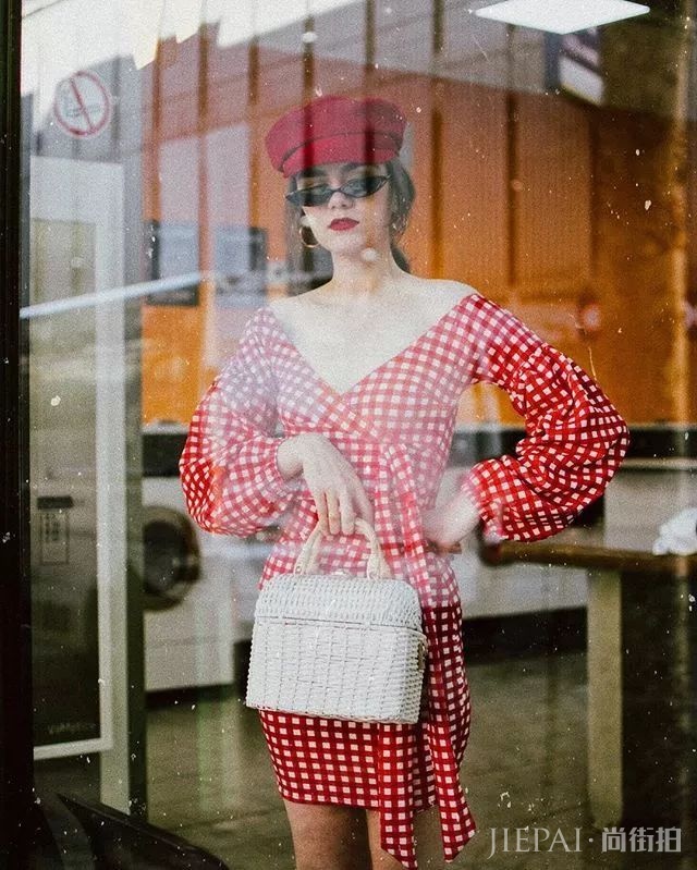 谁说红色显low？这位博主把红色穿成时尚大片，每张街拍都美到窒息！