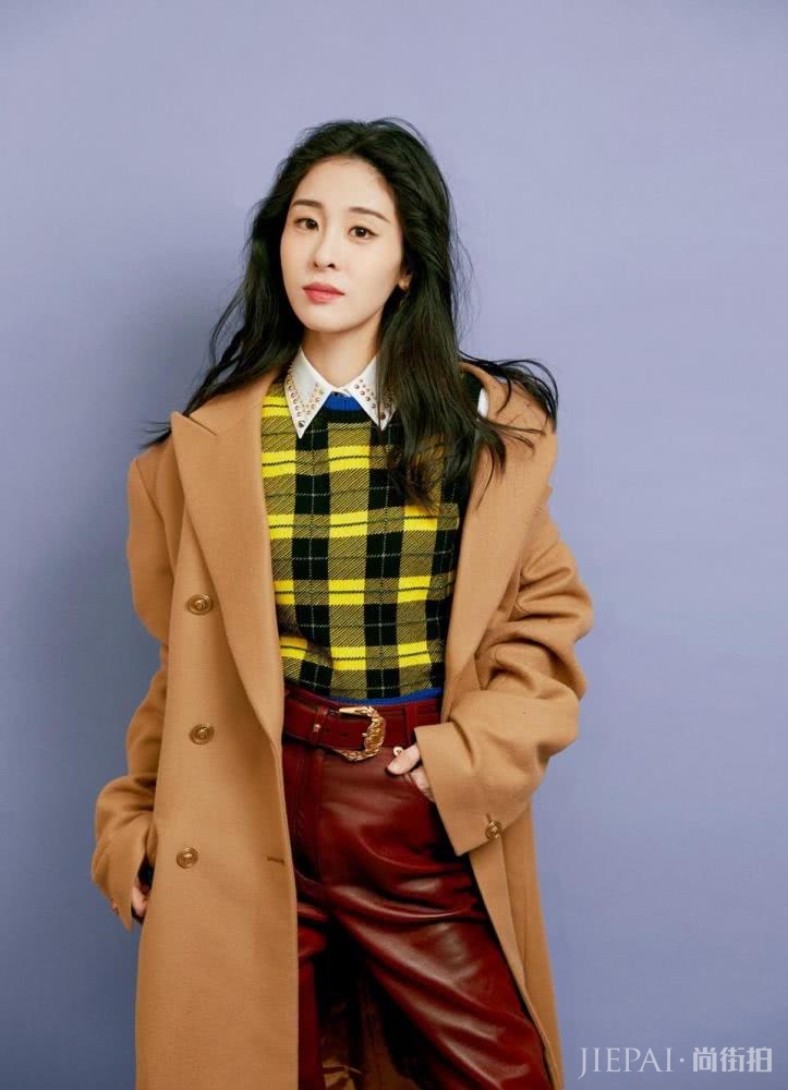 29岁张碧晨亮相盛典，造型极具质感，却被红色皮裤抢镜了