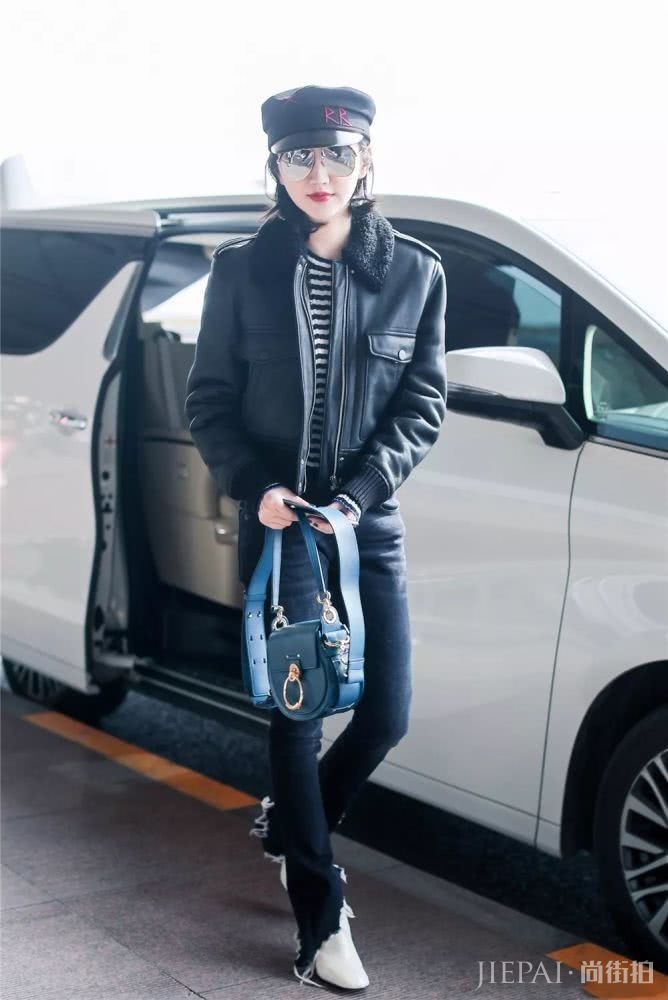 景甜越搭越来越酷!全黑皮衣造型太帅!