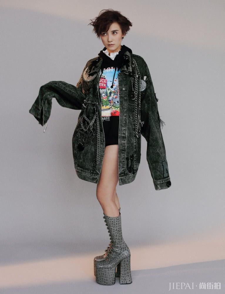 宋佳在鞋跟上镶个“小方块”，网友：不怕摔