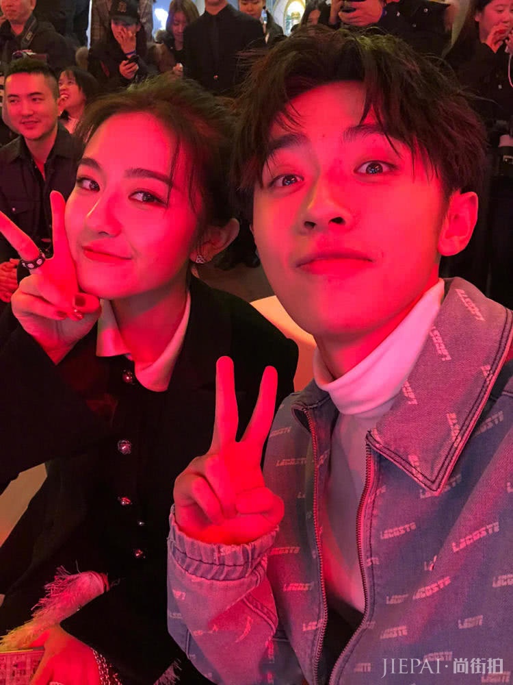 李兰迪小黑裙配大衣，未修图也少女感十足！