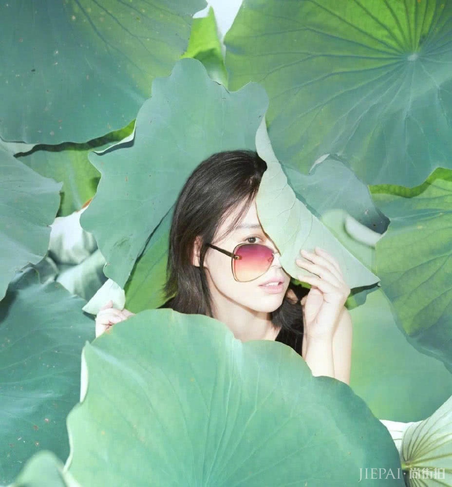 马思纯花衬衫搭配牛仔裤,斜躺破船送亲吻