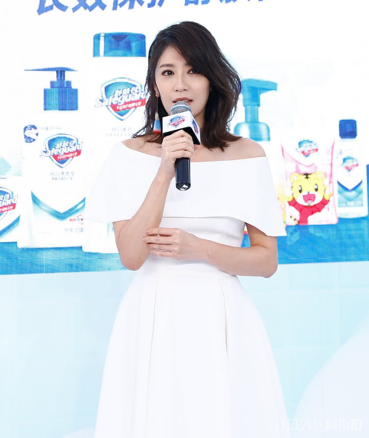 贾静雯的婚纱开了到腰窝,出门却十分保守,和人合照不忘捂严实!