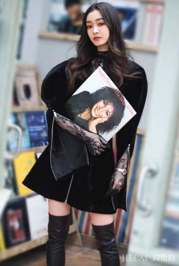 宋轶身材无可挑剔，大波浪卷发，女人味十足！