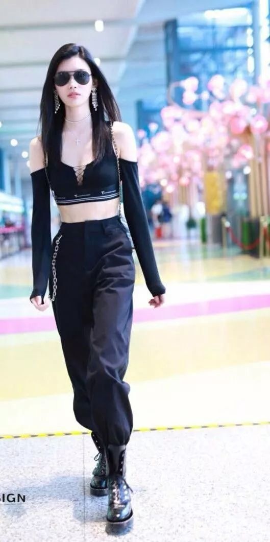 奚梦瑶把衣服穿在了腿上，网友：坐下太尴尬!