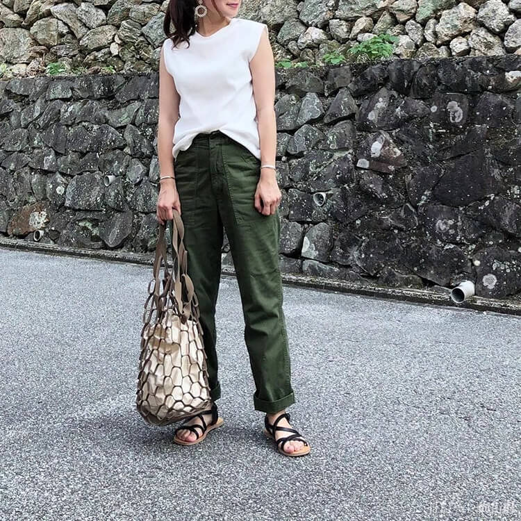 灵活运用简约白上衣的日式穿搭，时尚女孩都这么做！