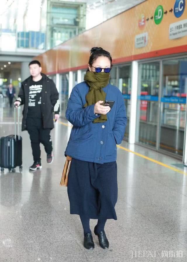 周迅机场街拍 这回将围巾换个系法,越来越更时髦!