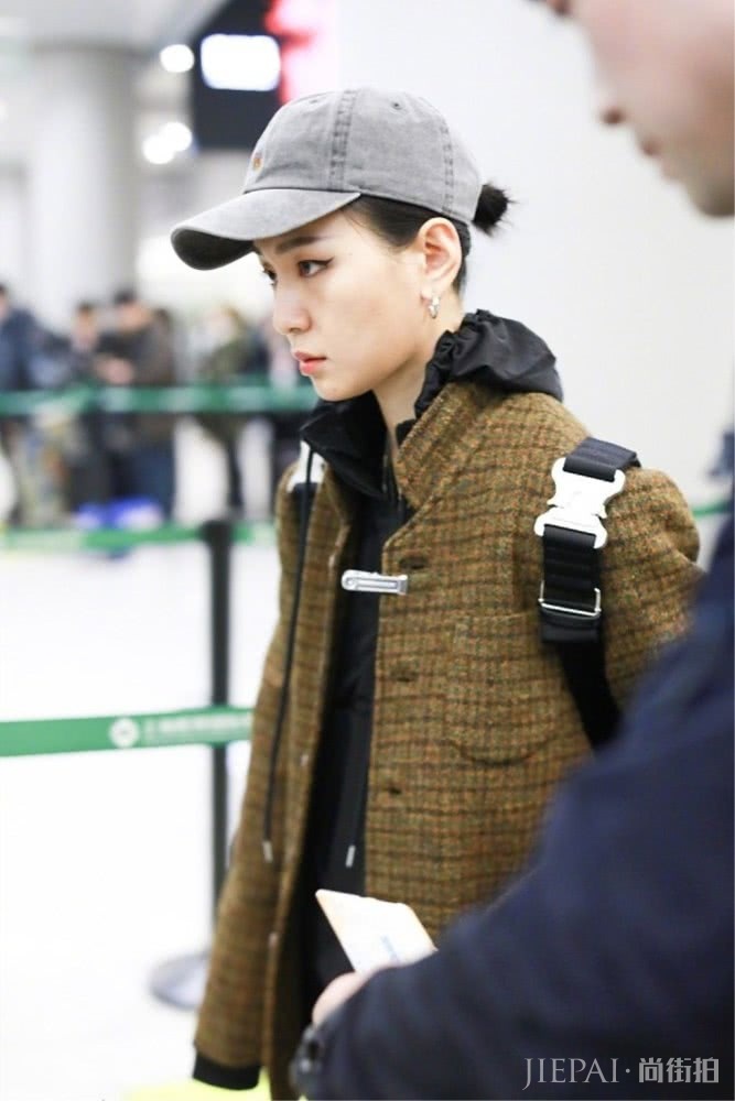 周笔畅穿格纹外套现身机场,搭配中性风牛仔裤,酷酷的