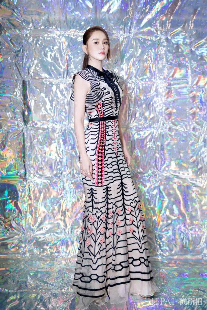 陈乔恩穿鱼尾裙优雅大方，变身“美人鱼”太惊艳