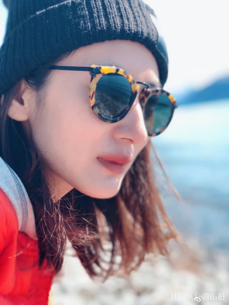 36岁的郭珍霓橙色羽绒服黑色休闲裤,美得接地气