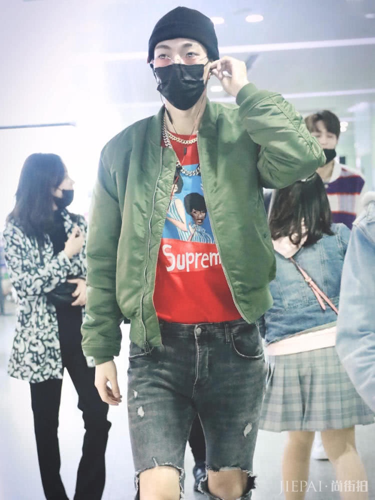 ONER坤音四子走机场,卜凡岳岳穿破洞裤,个个时髦似男模!