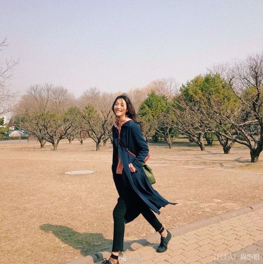 你还在露脚踝、卷裤脚?露袜子才是18年最流行