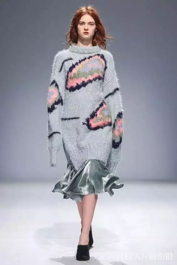 毛衣搭配长裙,打造秋冬优雅时尚!
