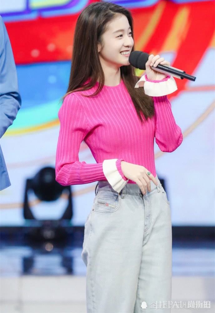 张雪迎太会穿 土掉渣的红毛衣瞬间穿出大牌感