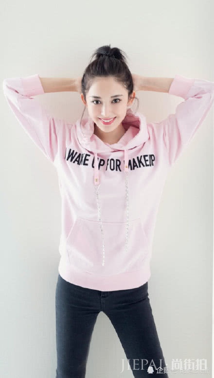 这件巴黎世家红配绿的衣服真丑,古力娜扎全靠自己颜值撑大梁