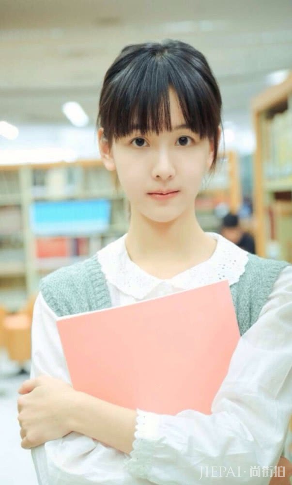 陈都灵出席活动，换发型露额头大变样