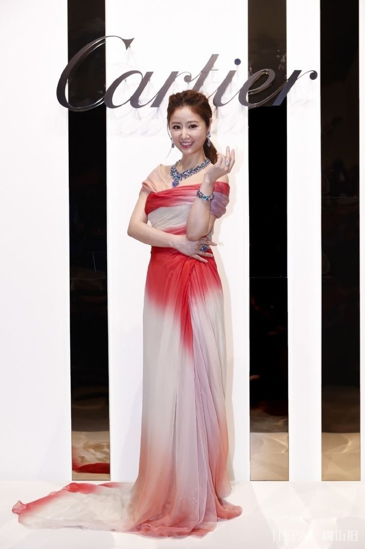 林心如穿牛仔裤秒变小短腿,曾经的筷子腿已不复存在!