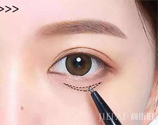 8个化妆小技巧 让你路人脸变女神