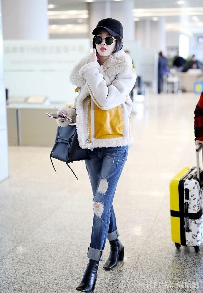 唐艺昕穿粉色大衣青春气息十足,学她这样穿你也能打扮的很漂亮