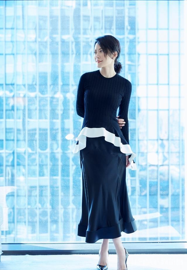 俞飞鸿穿黑色连衣裙减龄20岁,被她的好气质征服了