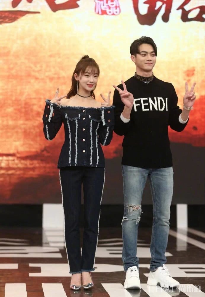 “傅璎CP”再合体,吴谨言穿一字肩扎半马尾,娇俏少女味十足